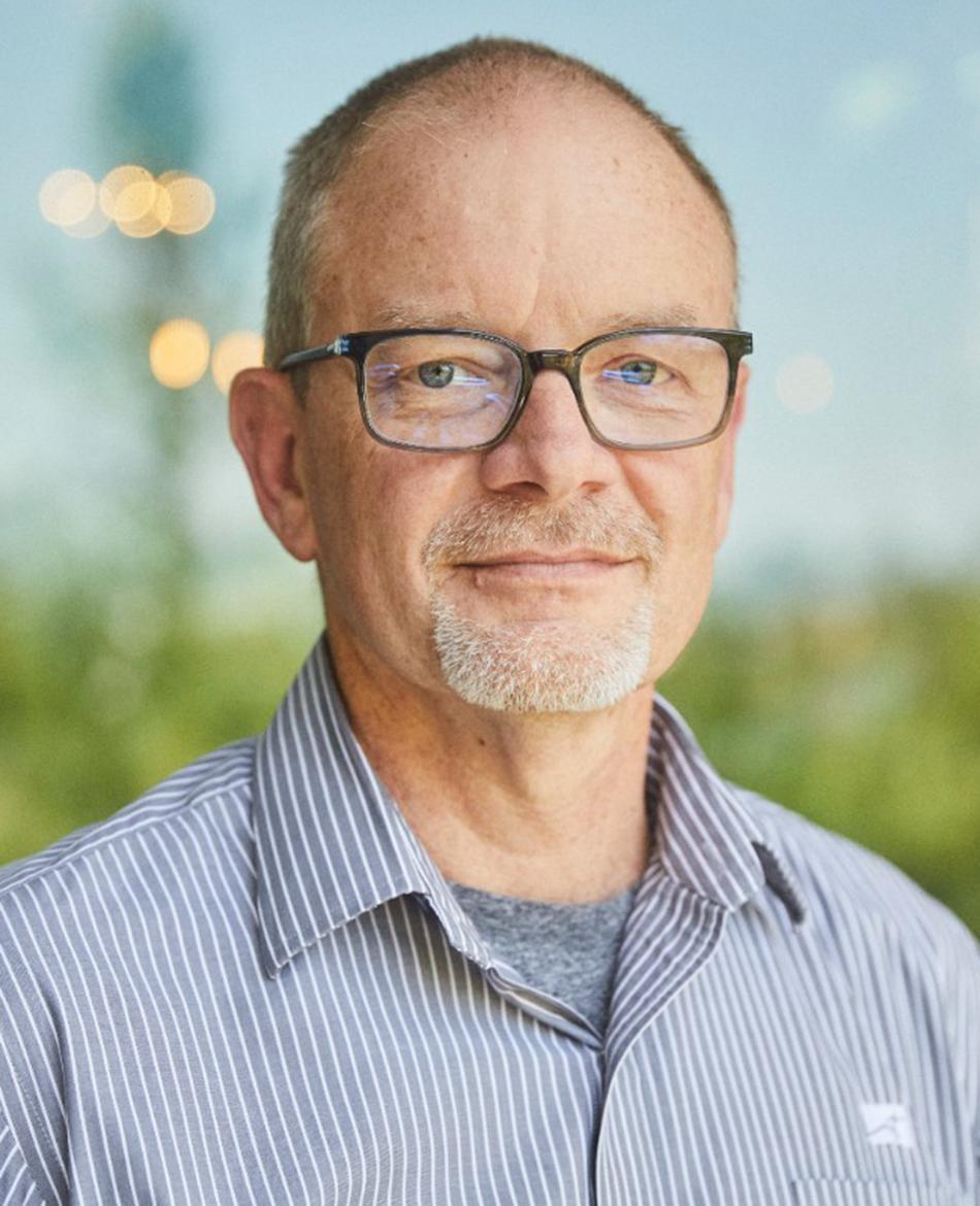 Headshot of Darren Mullenix