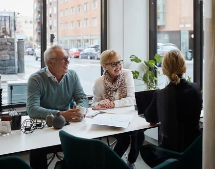 Two retirees meeting with financial advisor